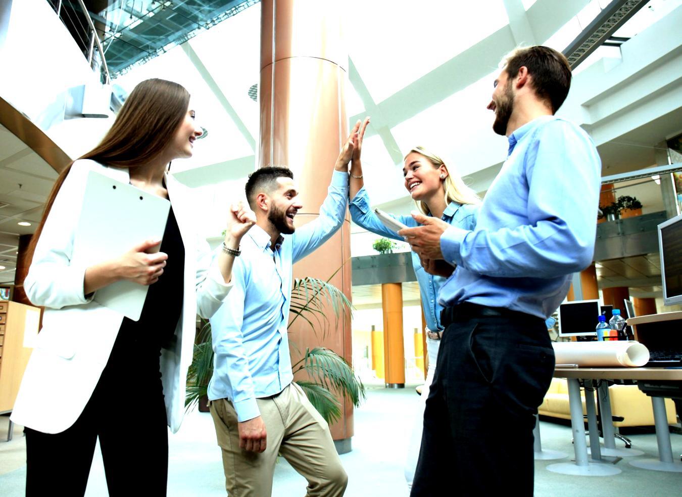 Interfejs naszego oprogramowania do analizy finansowej pokazujący dashboard z kluczowymi wskaźnikami i wykresami trendów