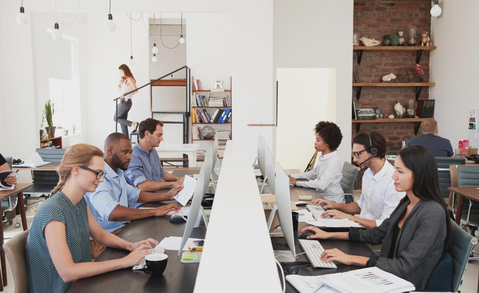 Uczestnik programu pracujący z oprogramowaniem analitycznym podczas warsztatów praktycznych